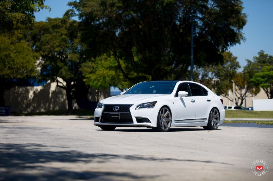  Lexus LS460 on Vossen Wheels (CG-207) 2017 года  (фото 4 из 35)
